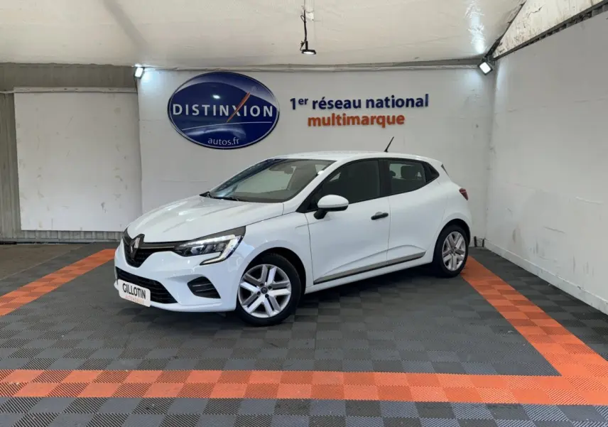 Renault Clio Business blanche vue 3/4 avant droit dans un showroom avec sol gris et bandes orange.