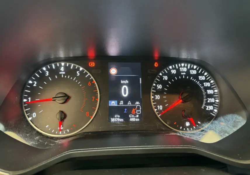 Tableau de bord de Renault Clio Business 2021 montrant compte-tours, vitesse à 0 km/h et écran central digital.