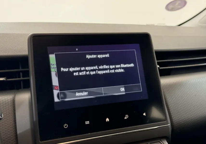 Écran tactile central de la Renault Clio Business blanche 2021 affichant un message Bluetooth pour ajouter un appareil.