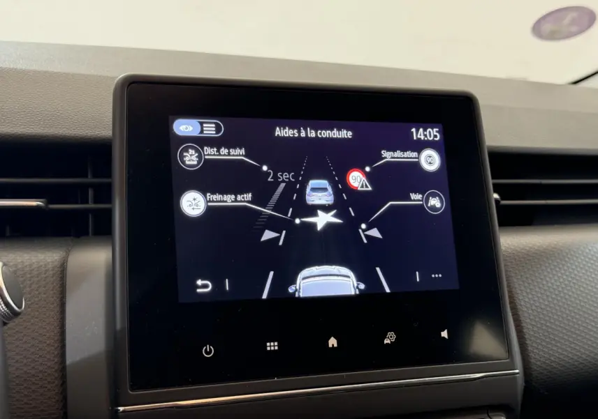 Écran tactile central de la Renault Clio Business blanc 2021 affichant les aides à la conduite en cours