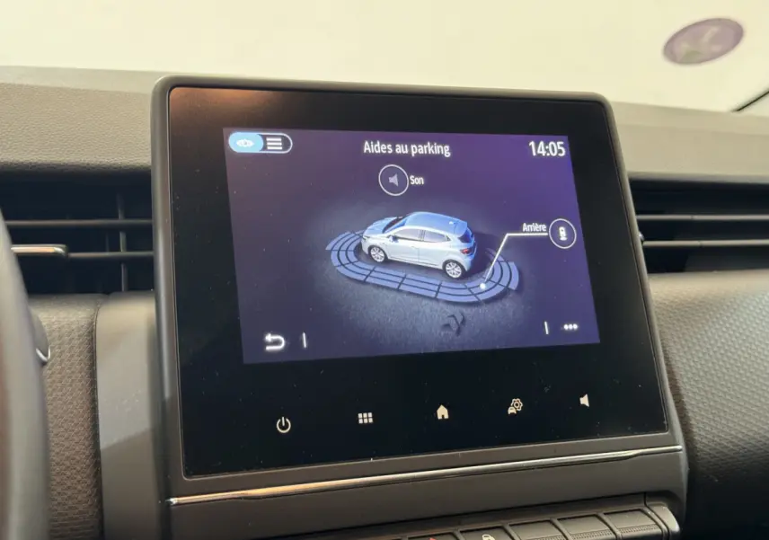 Écran tactile intérieur de la Renault Clio Business blanc, affichant l'aide au parking vue de dessus du véhicule.