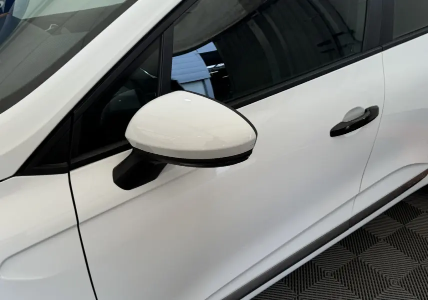 Rétroviseur côté conducteur blanc de la Renault Clio Business SCe 65 vue de profil gauche sur fond intérieur.