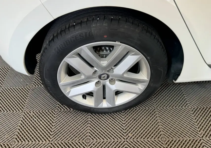 Gros plan sur la roue arrière droite d'une Renault Clio Business blanche, avec jante en alliage et pneu Bridgestone.