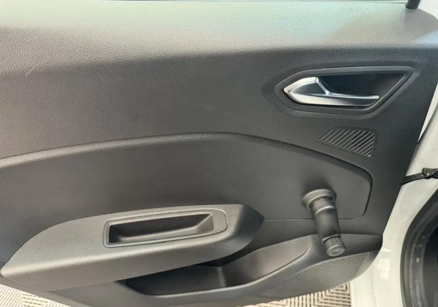 Vue rapprochée de la porte intérieure côté droit de la Renault Clio Business blanche, avec poignée et manivelle de vitre.