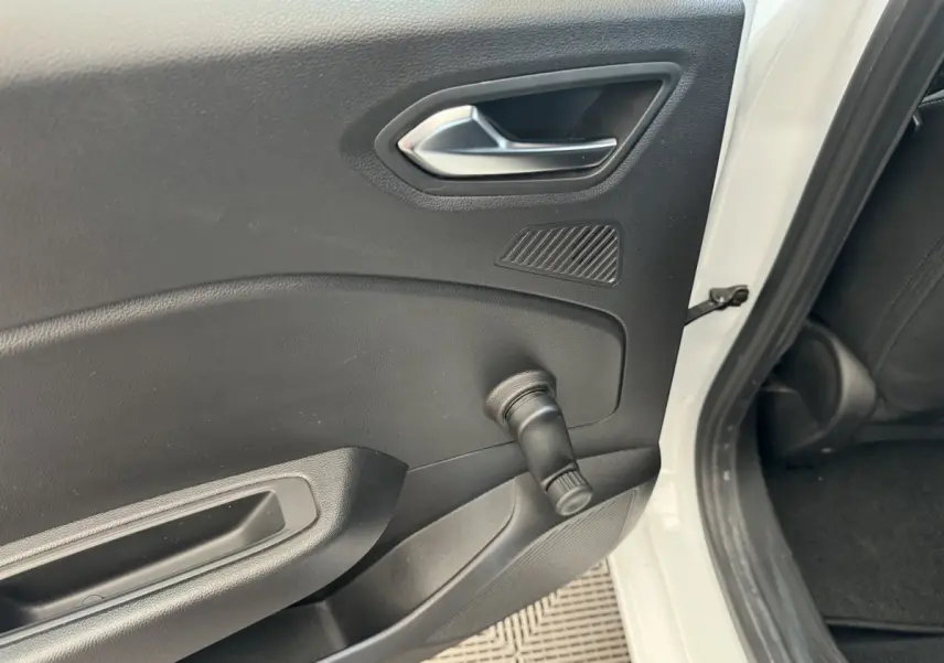 Vue rapprochée de la porte arrière gauche blanche d'une Renault Clio 2021 avec manivelle de vitre noire.