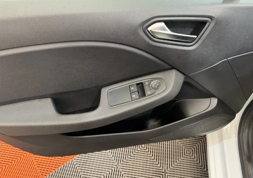 Porte intérieure côté conducteur de Renault Clio Business blanche, avec commandes électriques des vitres et poignée argentée.