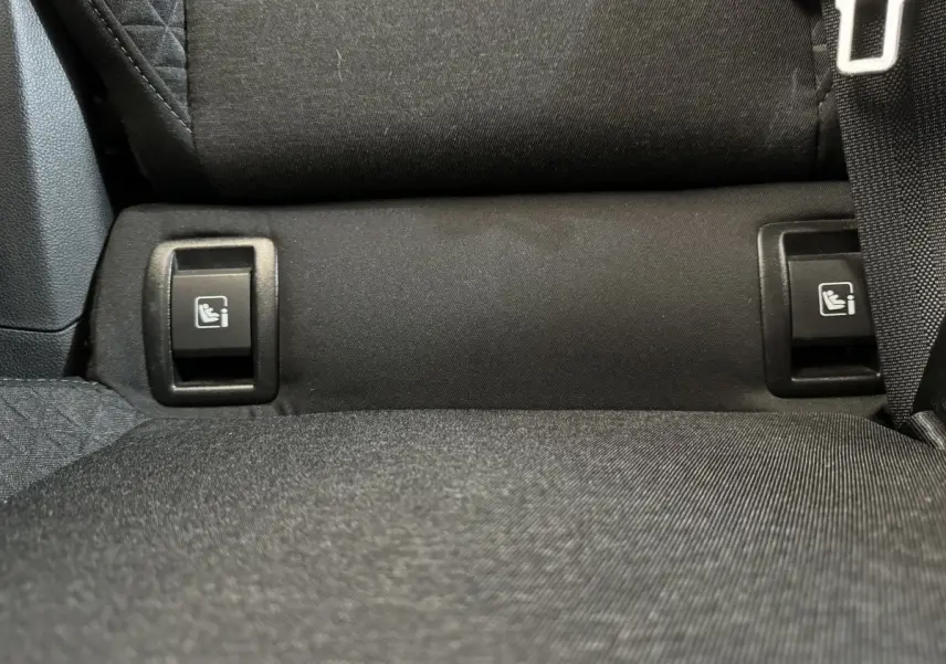 Détail des fixations Isofix sur la banquette arrière noire de la Renault Clio Business SCe 65 blanche 2021.