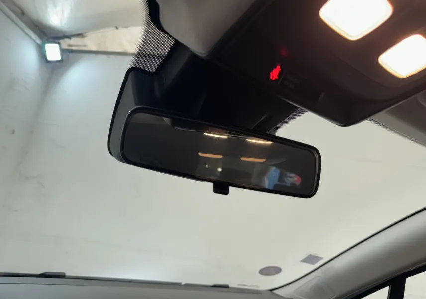 Rétroviseur intérieur de la Renault Clio Business blanc 2021 avec éclairage du plafond et signal d'alerte rouge visible
