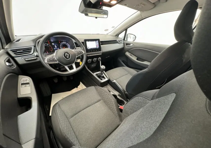 Intérieur de la Renault Clio Business 2021 vu côté conducteur, sièges gris et tableau de bord avec écran tactile.