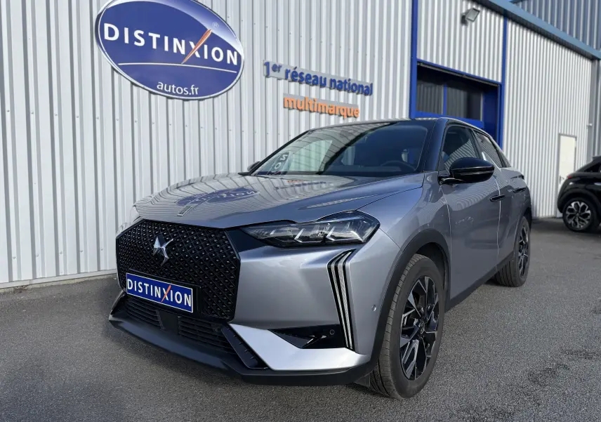 DS3 hybride 2025 gris Artense toit noir en 3/4 avant droit, calandre noire et feux LED distinctifs.
