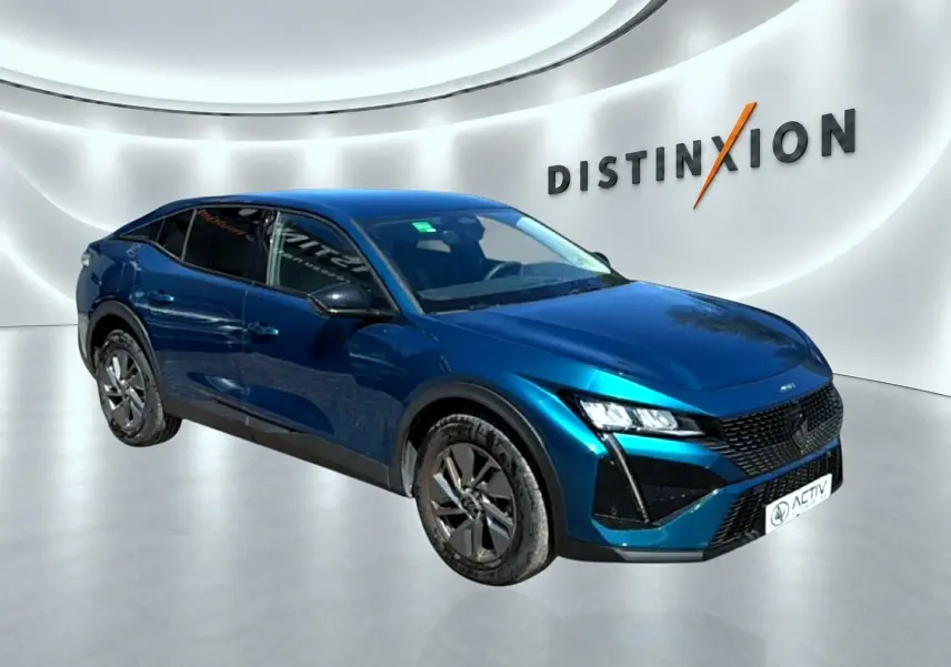 Peugeot 408 Hybrid 145 allure e-dcs6 bleu, vue 3/4 avant droit avec calandre noire et jantes alu sombres.
