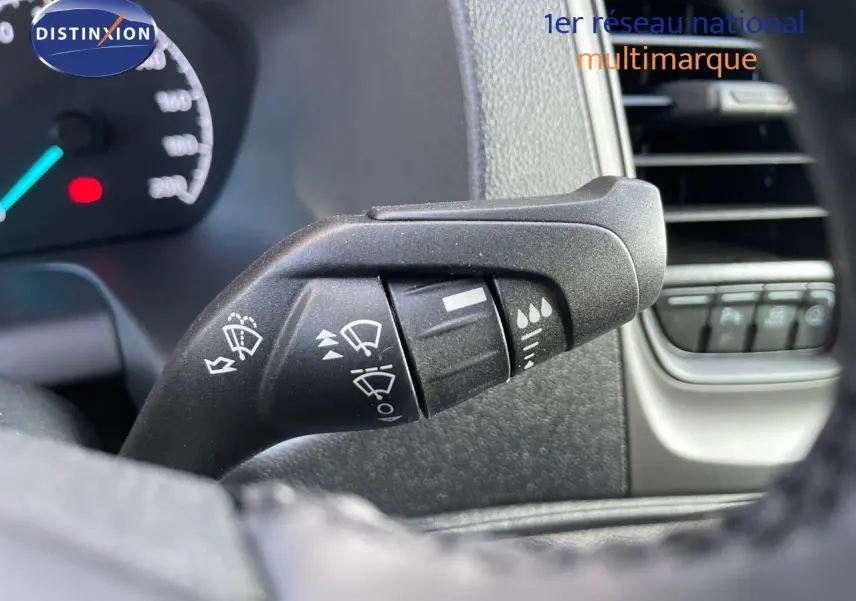 Gros plan sur la commande des essuie-glaces dans l'habitacle du Ford Transit Fourgon blanc 2023.