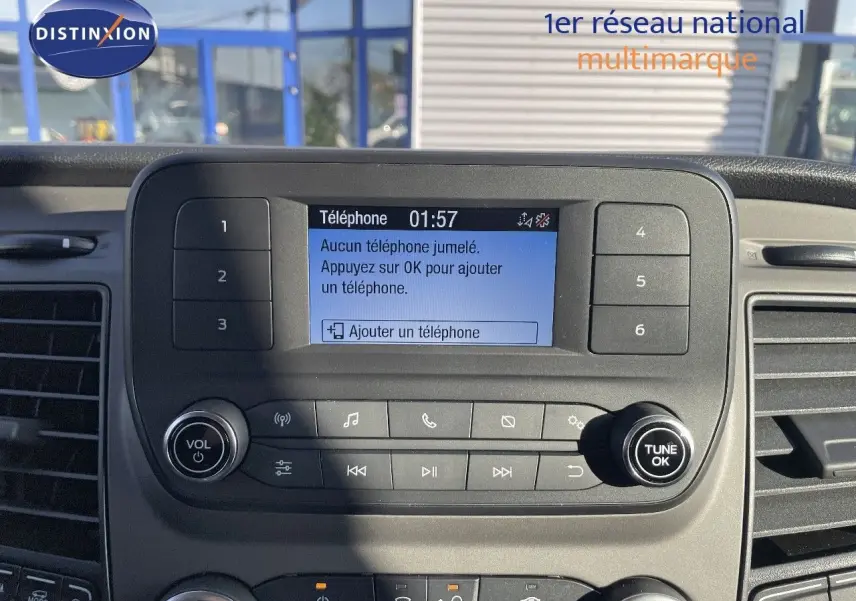 Tableau de bord du Ford Transit Fourgon 2023, affichage multimédia avec options téléphone et commandes audio visibles.