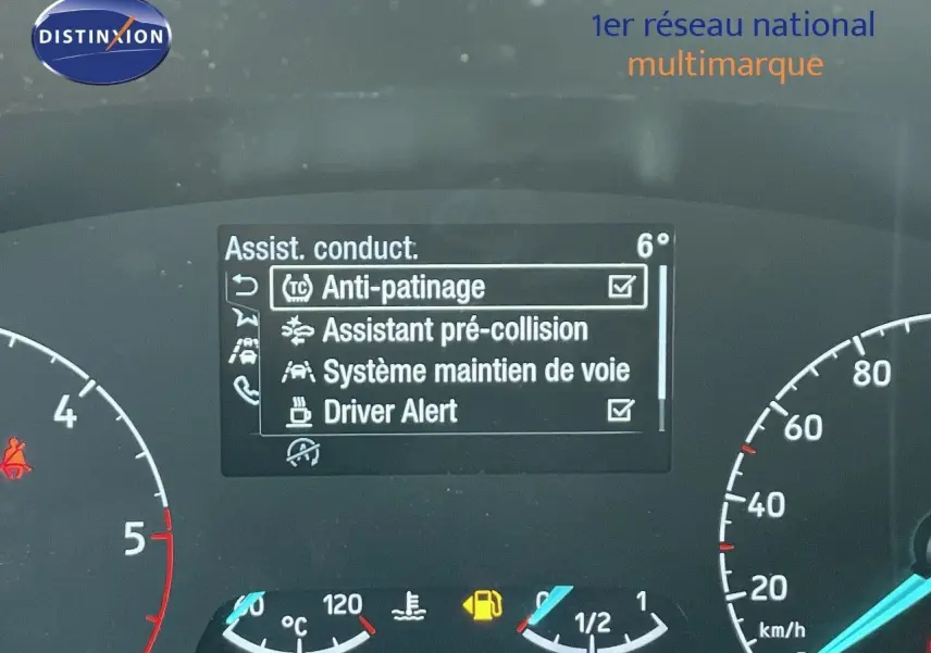 Tableau de bord du Ford Transit Fourgon blanc 2023 montrant l'écran d'assistance à la conduite et compteurs.