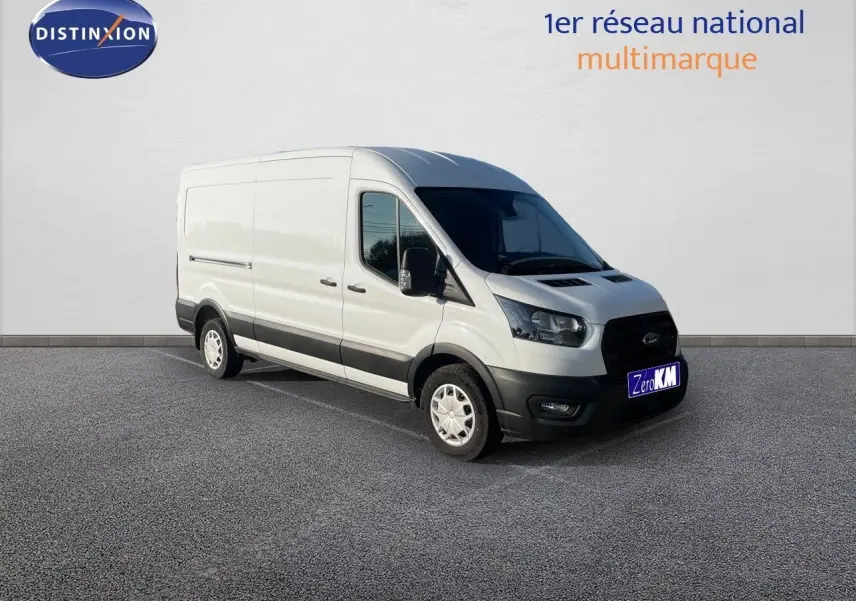 Ford Transit Fourgon blanc vu en 3/4 avant droit sur fond neutre, avec pare-chocs noirs et jantes acier.
