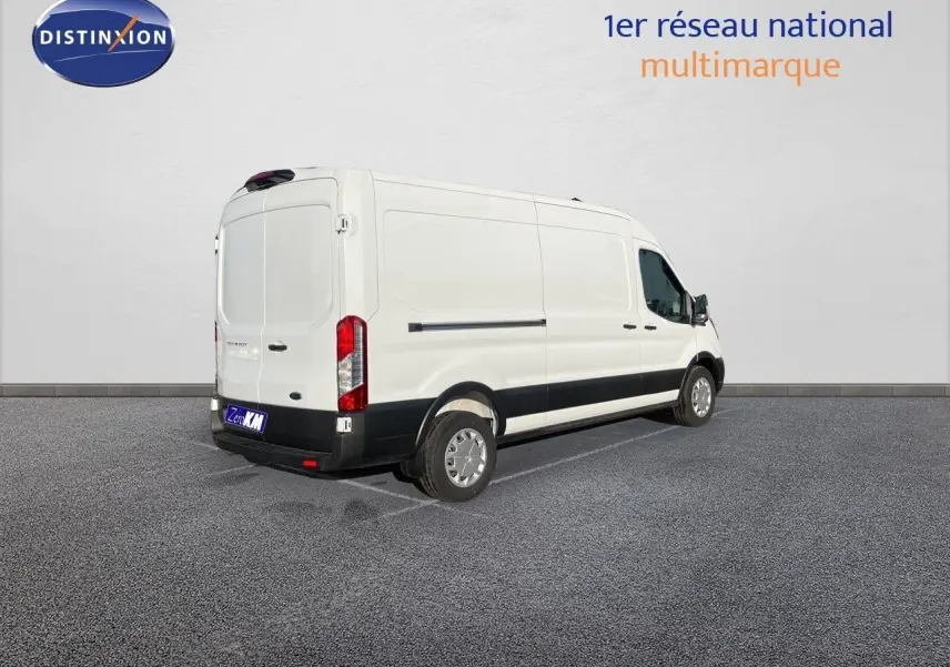 Vue 3/4 arrière droit d'un Ford Transit Fourgon blanc 2023 avec porte latérale et jantes acier.