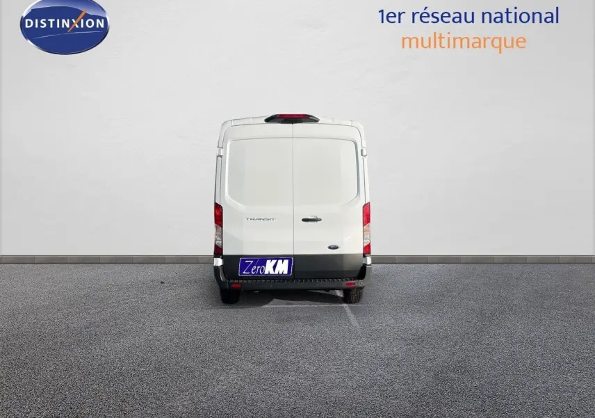 Vue arrière d'un fourgon Ford Transit blanc 2023, avec portes battantes et feux rouges verticaux.