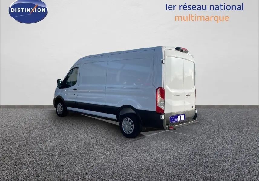Ford Transit Fourgon blanc vu en 3/4 arrière droit sur fond neutre, avec porte latérale et hayon fermé.
