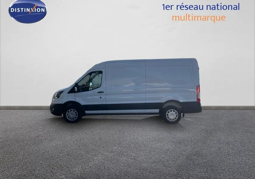 Vue de profil côté gauche d'un fourgon Ford Transit blanc 2023 avec porte latérale et jantes acier.