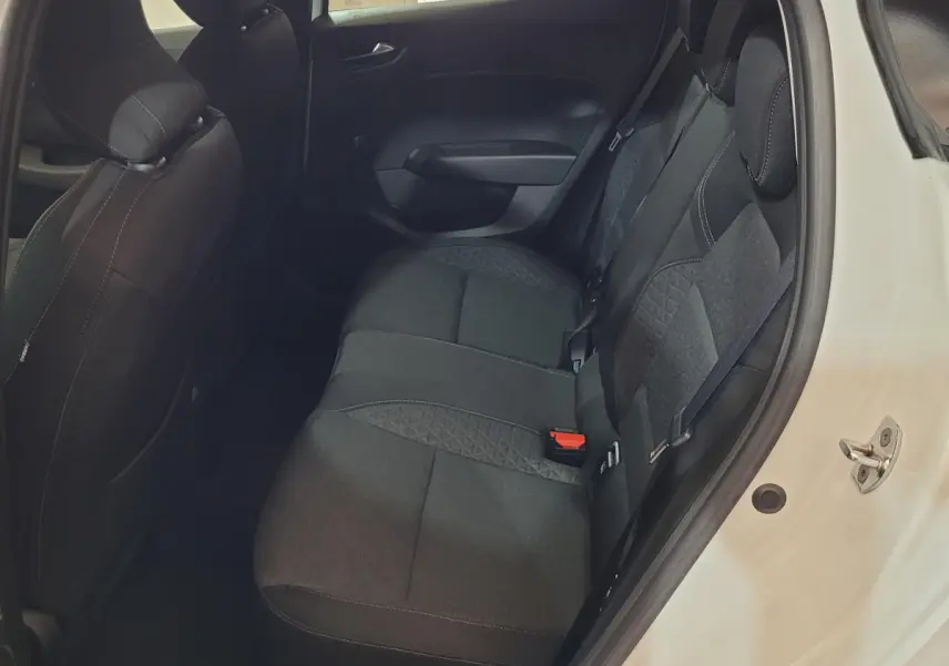 Vue côté droit de la banquette arrière noire de la Renault Clio Business blanche avec porte ouverte.