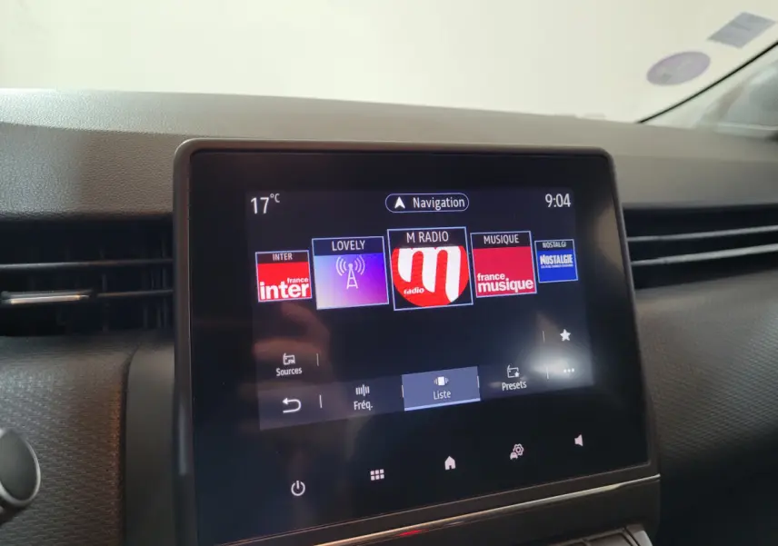 Écran tactile central de la Renault Clio Business 2021 affichant les stations radio, vue intérieure du tableau de bord.