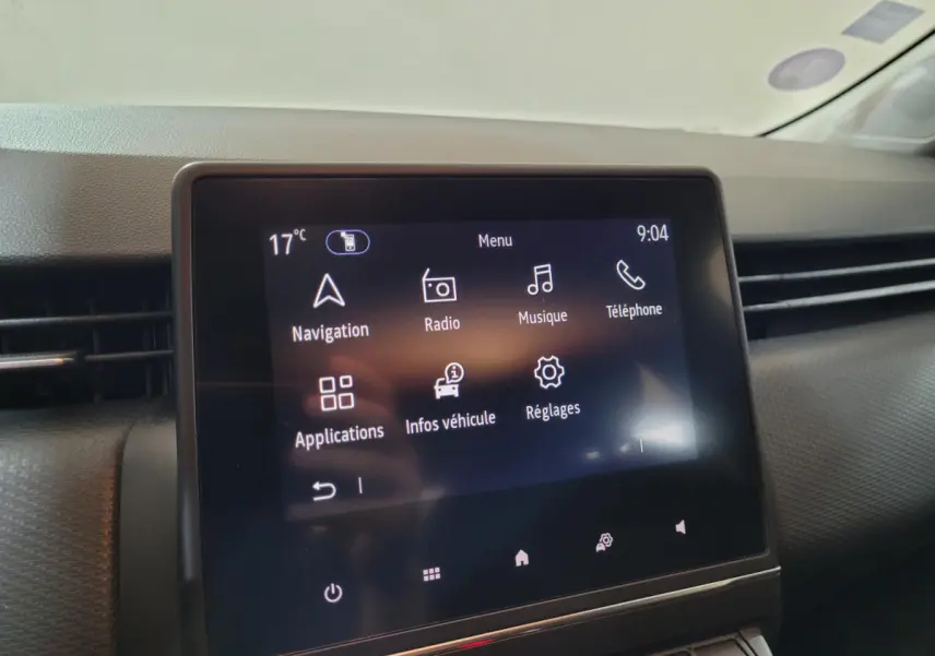 Écran tactile central affichant le menu multimédia de la Renault Clio Business blanche, vue intérieure frontale.