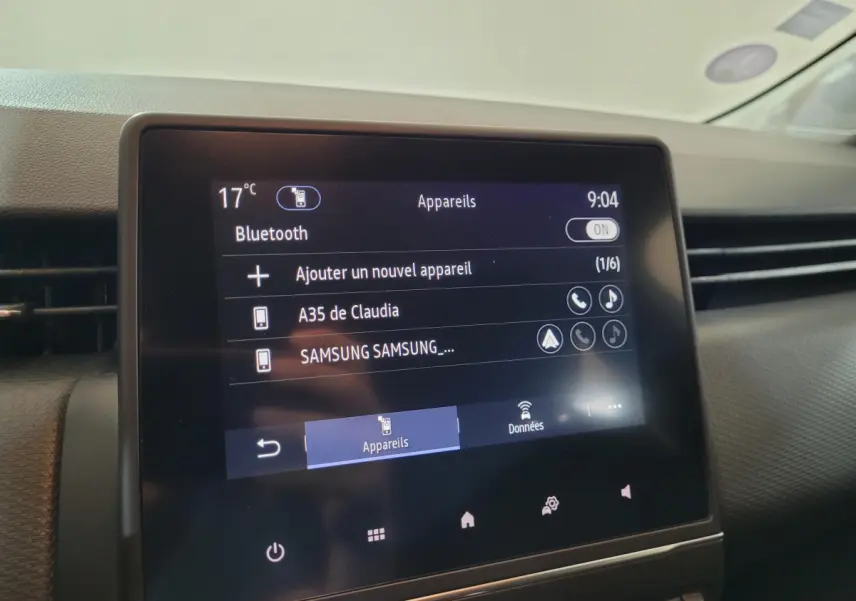 Écran tactile central de la Renault Clio Business blanc 2021 affichant la connexion Bluetooth et la température extérieure à 17°C.