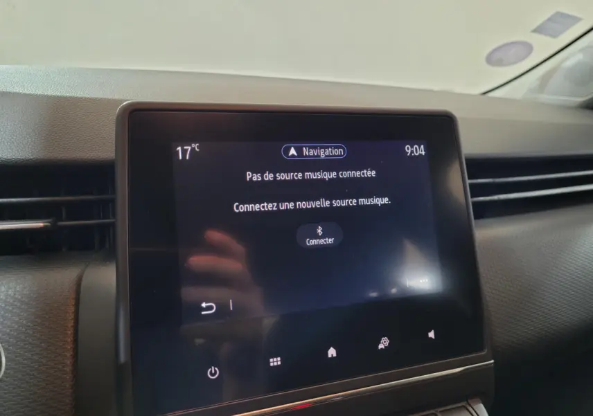 Écran tactile central de la Renault Clio Business blanche 2021 affichant un message de connexion Bluetooth.