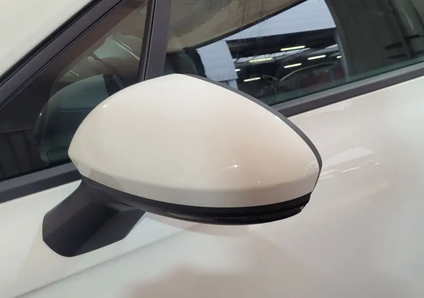 Rétroviseur côté gauche blanc de la Renault Clio Business 2021, avec clignotant intégré visible sur fond de portière.