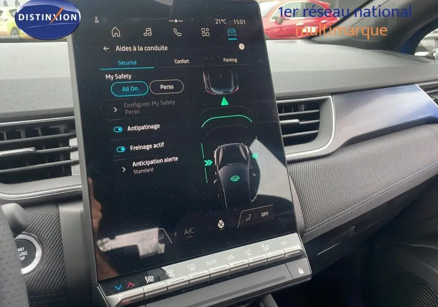 Écran tactile central du tableau de bord du Renault Captur E-Tech Hybrid 2025, avec commandes d'aides à la conduite.
