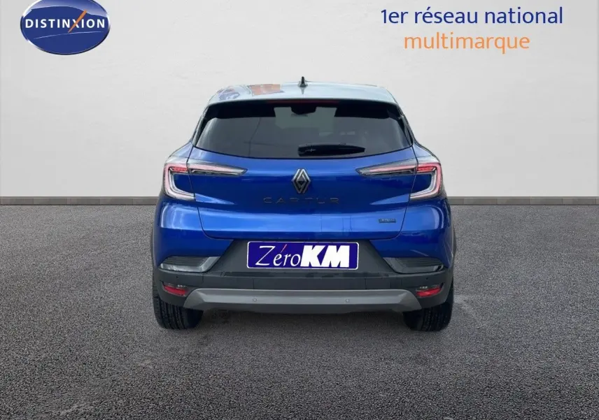 Vue arrière d'un Renault Captur bleu Iron Metal avec toit gris, mettant en valeur ses feux LED fins et son design compact.