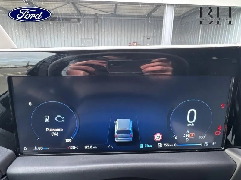 Vue rapprochée de l'écran digital du tableau de bord du Ford Transit Custom gris lunaire, affichant la puissance et la vitesse.