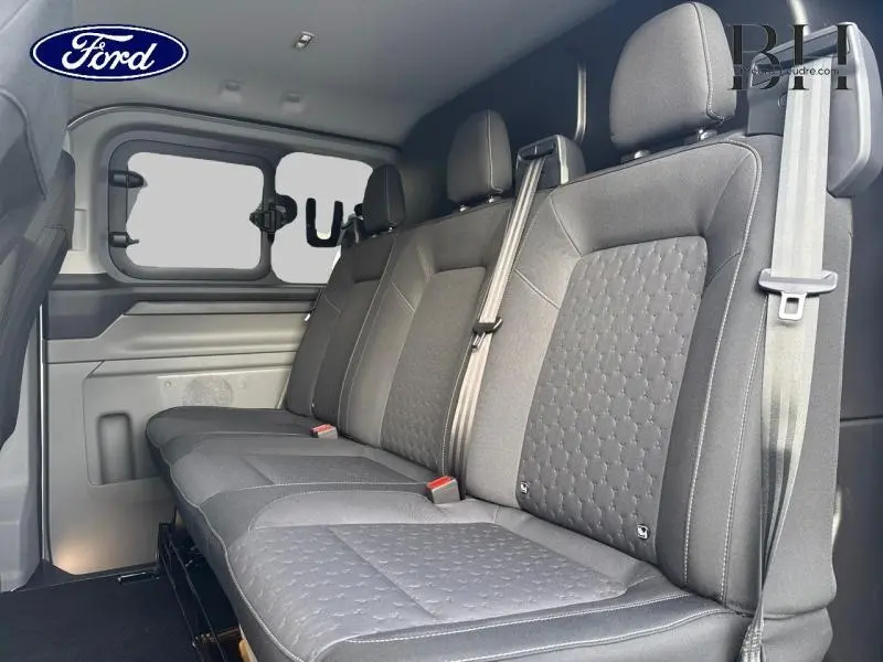 Vue intérieure côté droit de la banquette arrière grise du Ford Transit Custom Fourgon avec ceinture de sécurité et fenêtre entrebâillable.