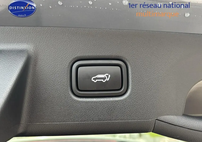 Bouton d'ouverture électrique du hayon sur intérieur noir du Hyundai Tucson 2026 Gris Shadow.