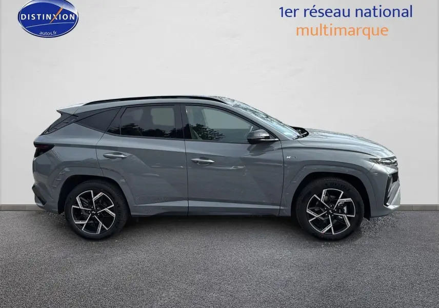 Vue profil droit du Hyundai Tucson 2026 gris shadow avec jantes alliage 19 pouces et finitions N Line.