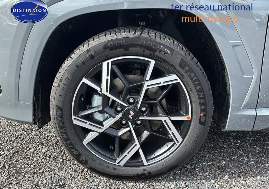 Gros plan sur la roue avant gauche du Hyundai Tucson 2026 gris shadow avec jante alliage 19 pouces N Line.