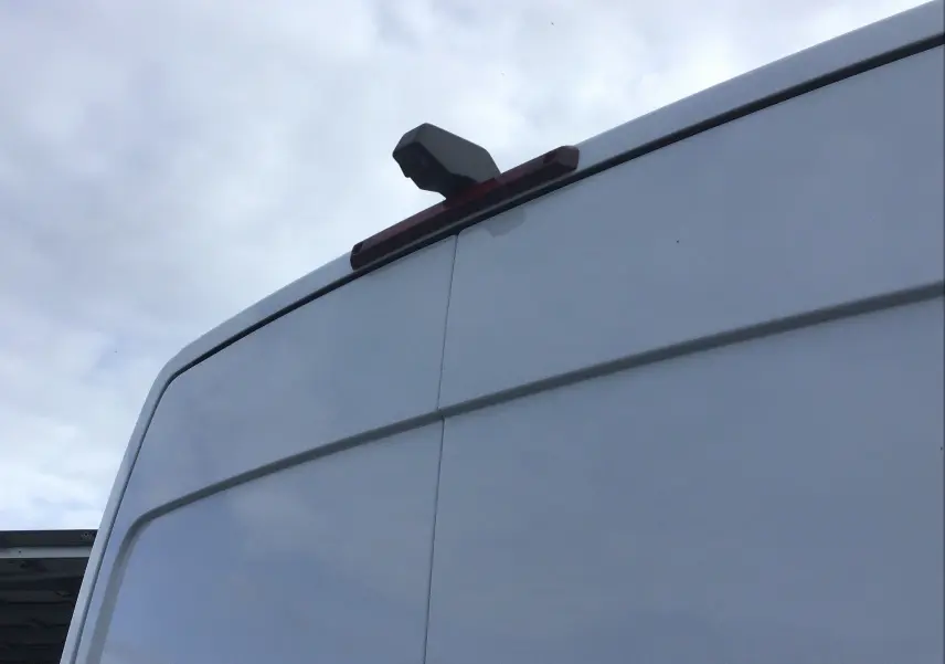 Gros plan sur la partie arrière haute blanche du Renault Master L2H2 avec caméra de recul et feu stop intégré.