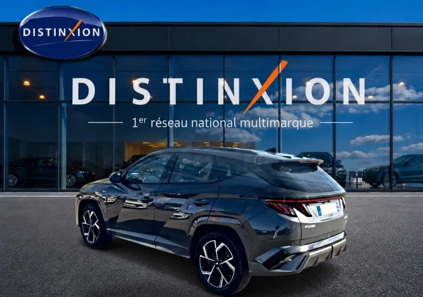 Vue 3/4 arrière droite du Hyundai Tucson 2026 gris ecotronique avec jantes alliage et feux arrière LED distinctifs.