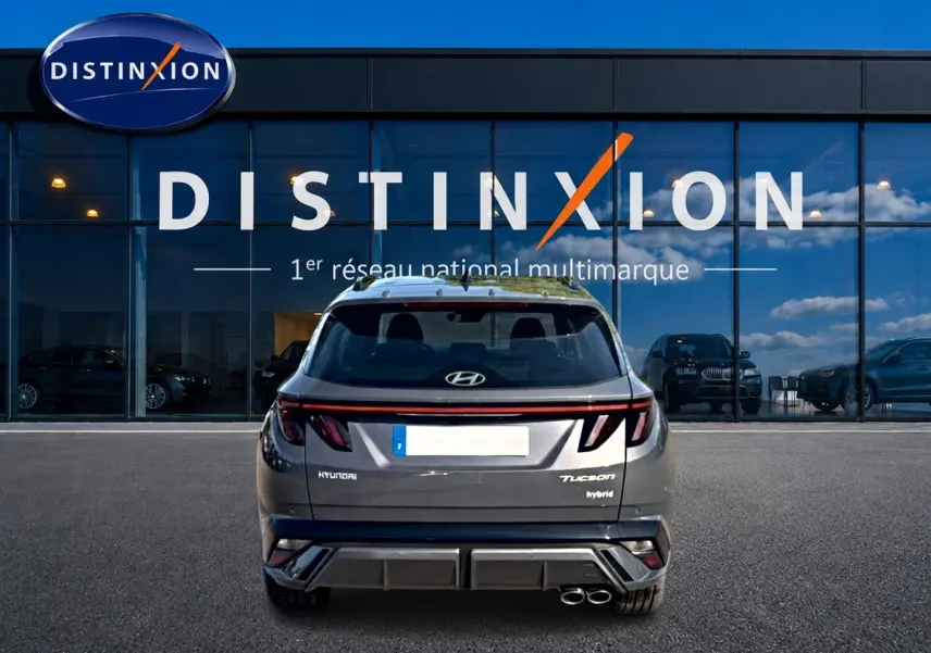 Vue arrière d'un Hyundai Tucson gris ecotronique avec double sortie d'échappement et feux arrière LED en bandeau.