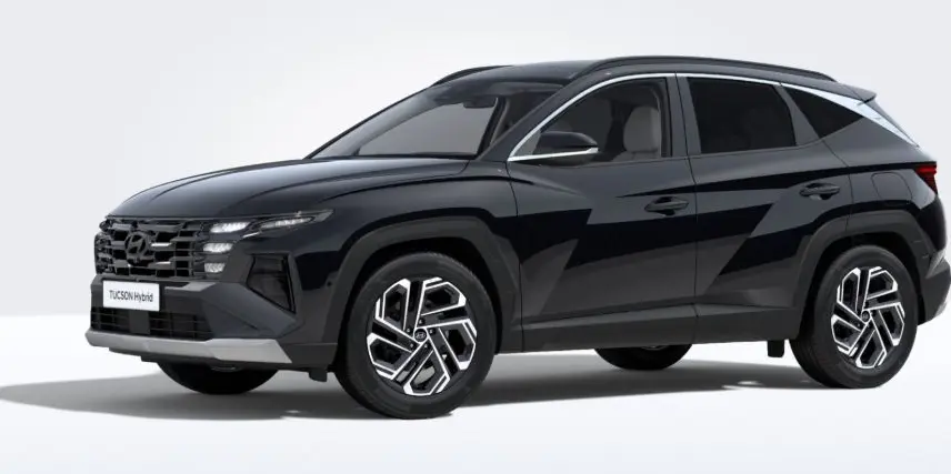 Vue 3/4 avant droite du Hyundai Tucson 2026 noir, mettant en valeur ses jantes modernes et sa calandre distinctive.