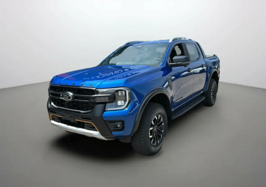 Ford Ranger 2026 bleu lightning en 3/4 avant droit avec calandre noire et éclairage auxiliaire intégré.