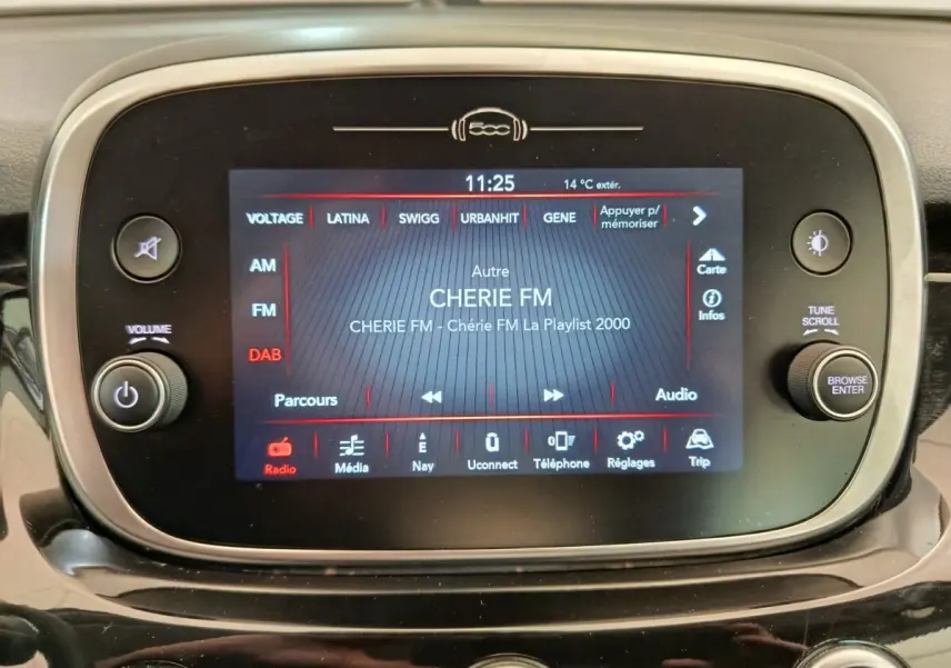 Écran tactile central du tableau de bord de la Fiat 500X blanc, affichant la radio Cherie FM.