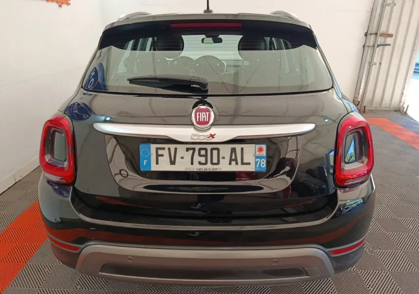 Vue arrière d'une FIAT 500X noire avec feux arrière rectangulaires et plaque d'immatriculation française.