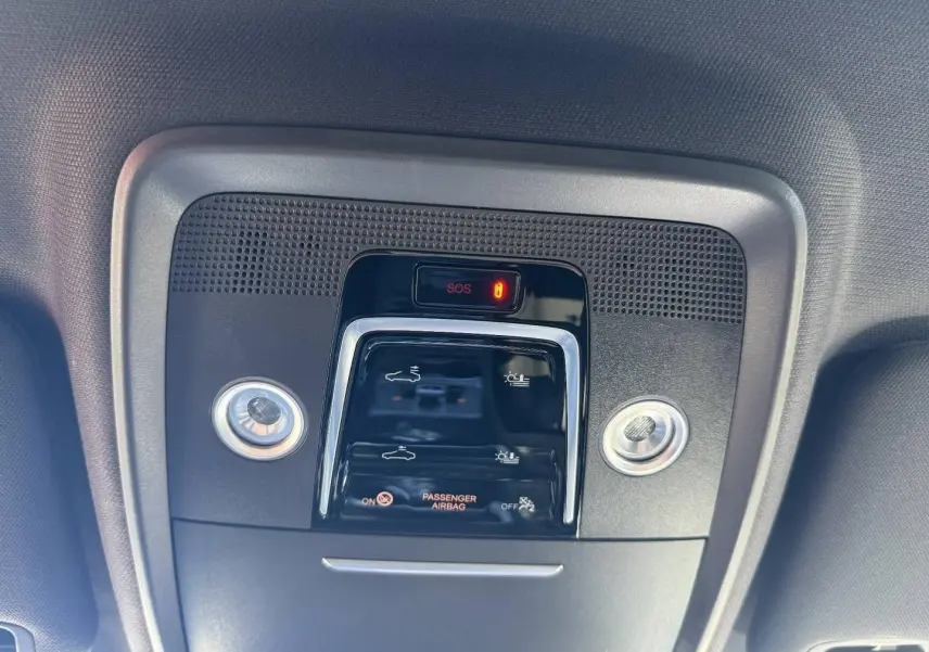 Plafonnier intérieur avec commandes d’éclairage et alerte SOS du BYD SEAL U 1.5 DM-i 218ch Boost en gris foncé.