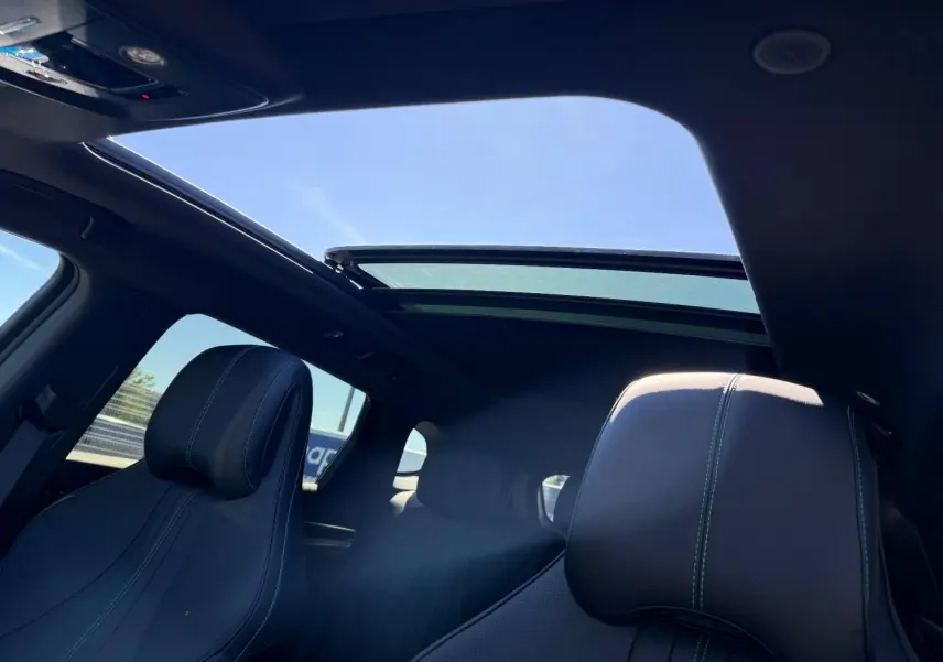Vue intérieure du toit ouvrant panoramique ouvert et sièges avant noirs du BYD SEAL U 1.5 DM-i 218ch Boost 2026.