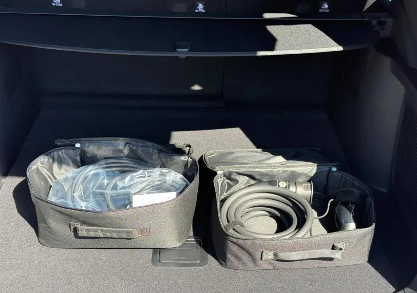 Vue du coffre ouvert du BYD SEAL U 2026 avec câbles de recharge rangés dans des sacs noirs.