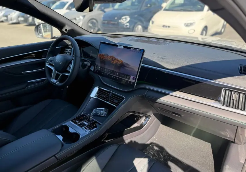 Vue intérieure côté passager du tableau de bord noir et écran tactile du BYD SEAL U 1.5 DM-i 218ch Boost.