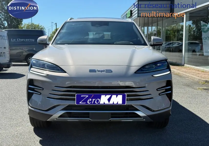 Vue avant d'un BYD SEAL U 1.5 DM-i 218ch Boost en Boundless Cloud métallisé avec calandre horizontale distinctive.