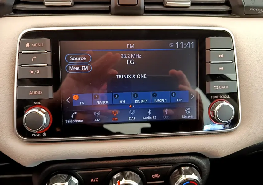 Écran tactile central du tableau de bord beige de la Nissan Micra IG-T 92 Acenta 2022 affichant la radio FM