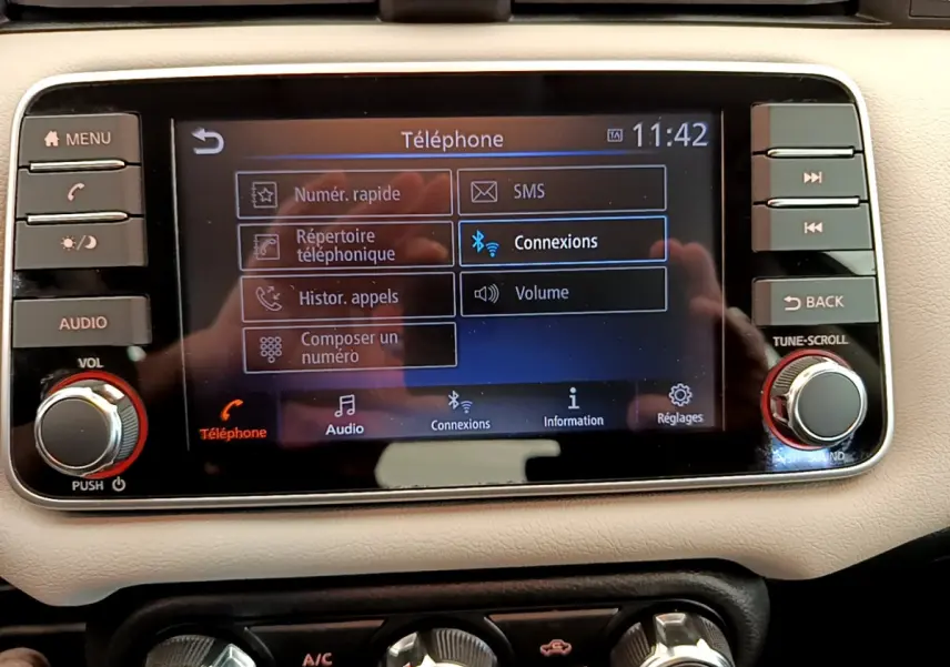 Écran tactile central de la Nissan Micra IG-T 92 Acenta 2022 affichant le menu téléphone sur tableau de bord beige.